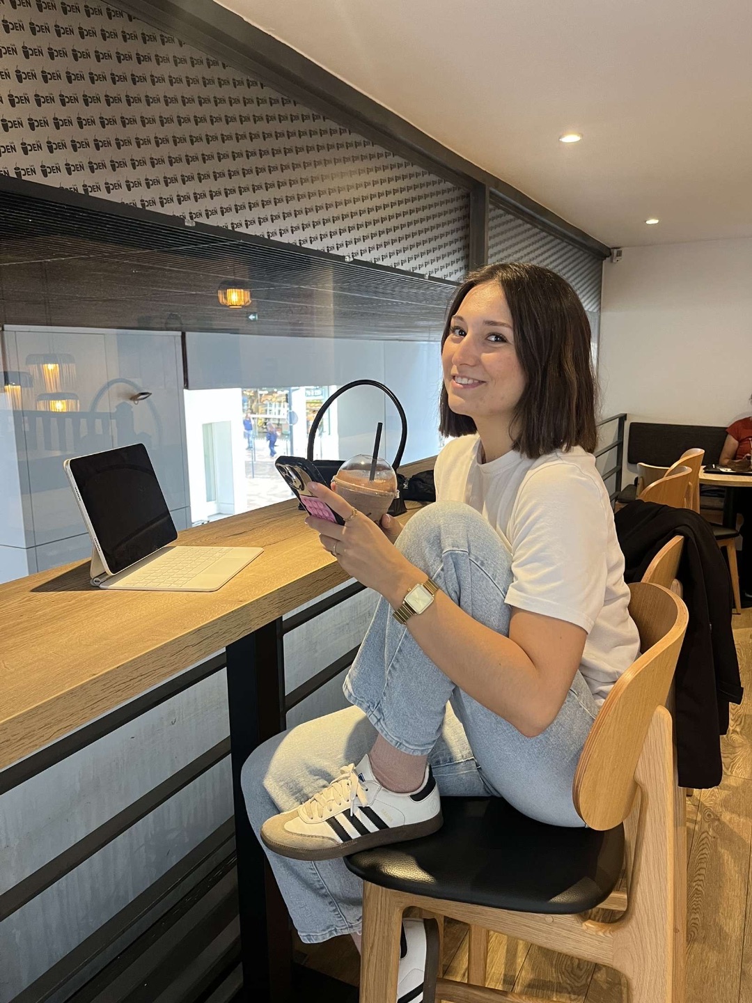 Laura, fondatrice de Women Glow ERA, souriante et inspirante