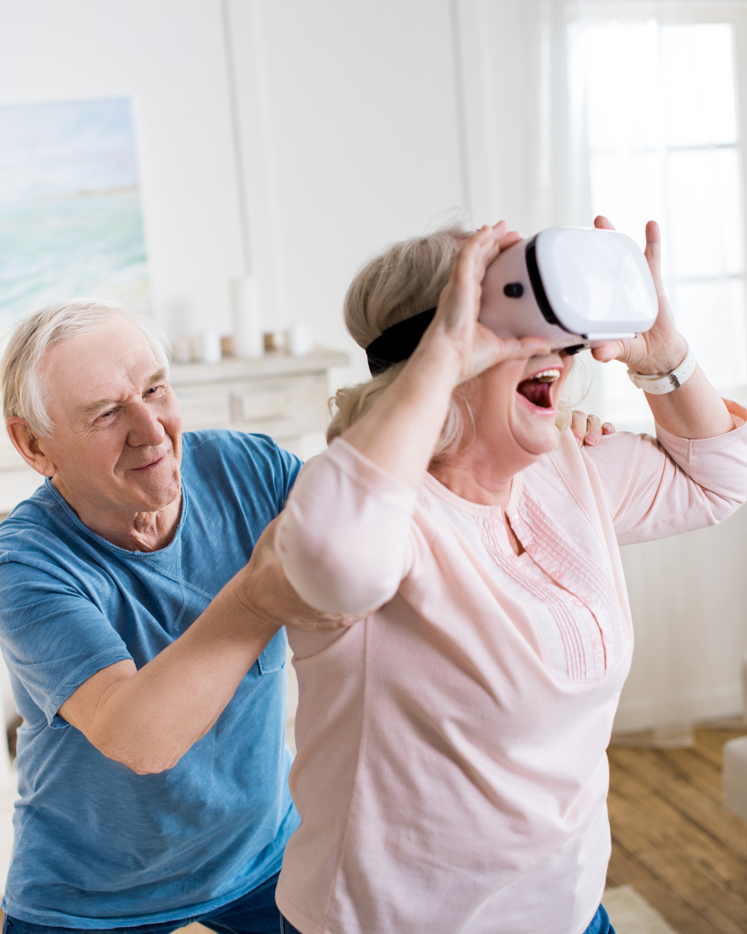 Animatrice accompagnant des séniors avec casques de réalité virtuelle en EPHAD
