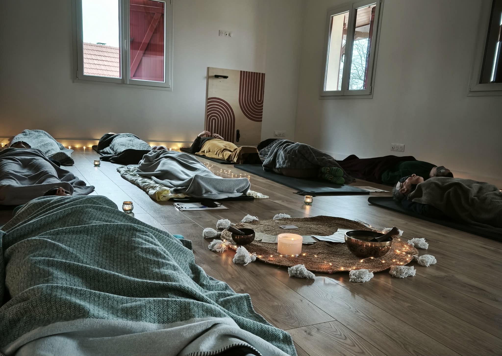 Femme sereine pratiquant le breathwork dans un environnement apaisant