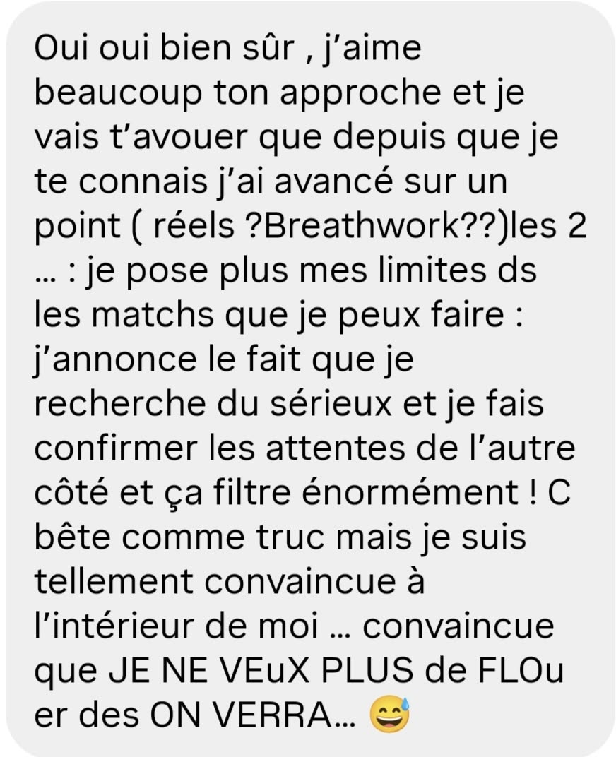 Femme en séance de breathwork, les yeux fermés, respirant profondément dans un espace calme et apaisant