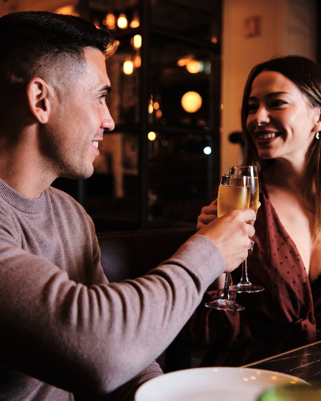 Femme confiante et épanouie, rayonnant de force intérieure et prête à attirer un amour sain