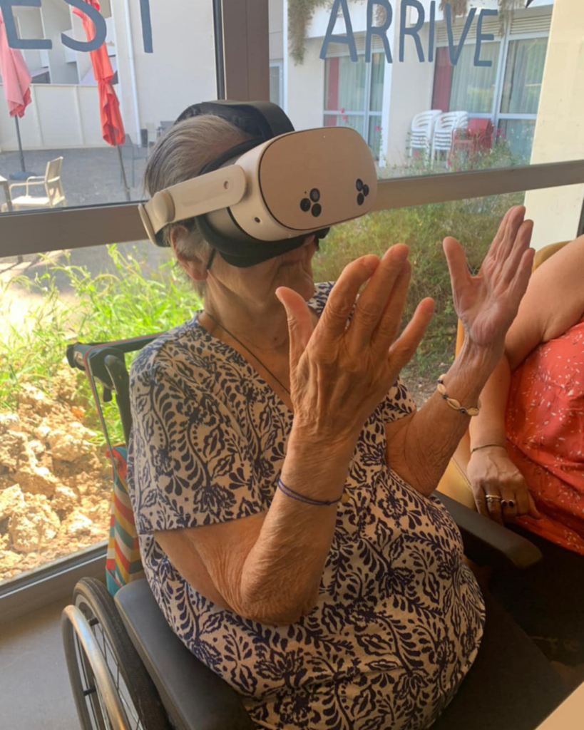 Résident découvrant la réalité virtuelle avec émerveillement