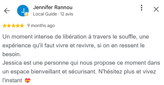 Moment de libération émotionnelle pendant une séance de breathwork, expression de paix et de soulagement
