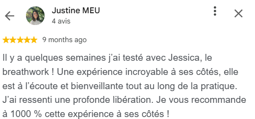 Femme en séance de breathwork, les yeux fermés, respirant profondément dans un espace calme et apaisant