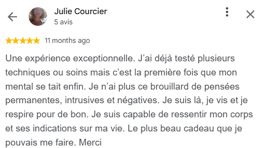 Femme en séance de breathwork, les yeux fermés, respirant profondément dans un espace calme et apaisant