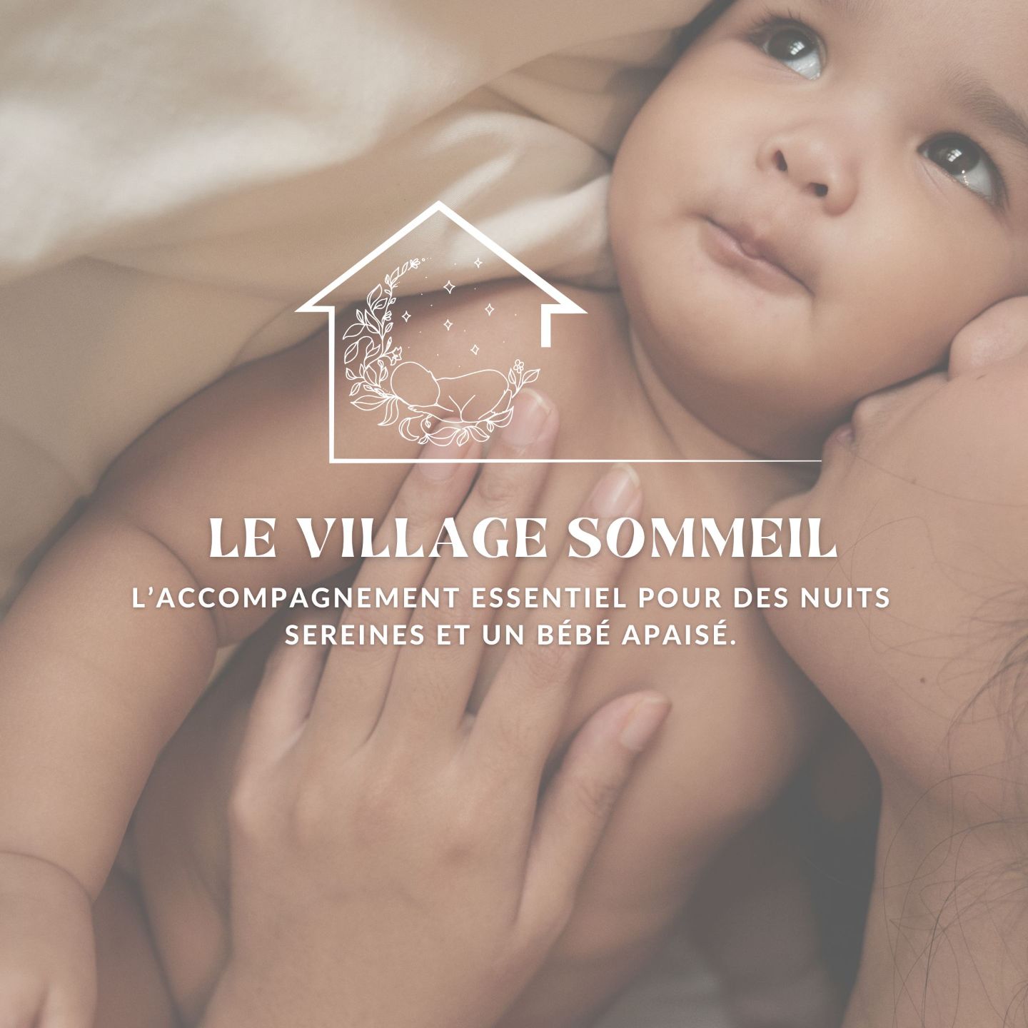 Maman sereine avec son bébé qui dort paisiblement