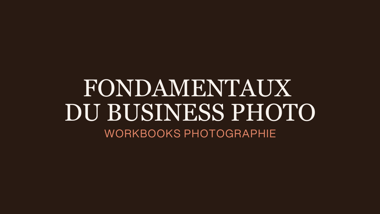 Aperçu du workbook Les fondamentaux du business photo ouvert sur un bureau avec un ordinateur portable