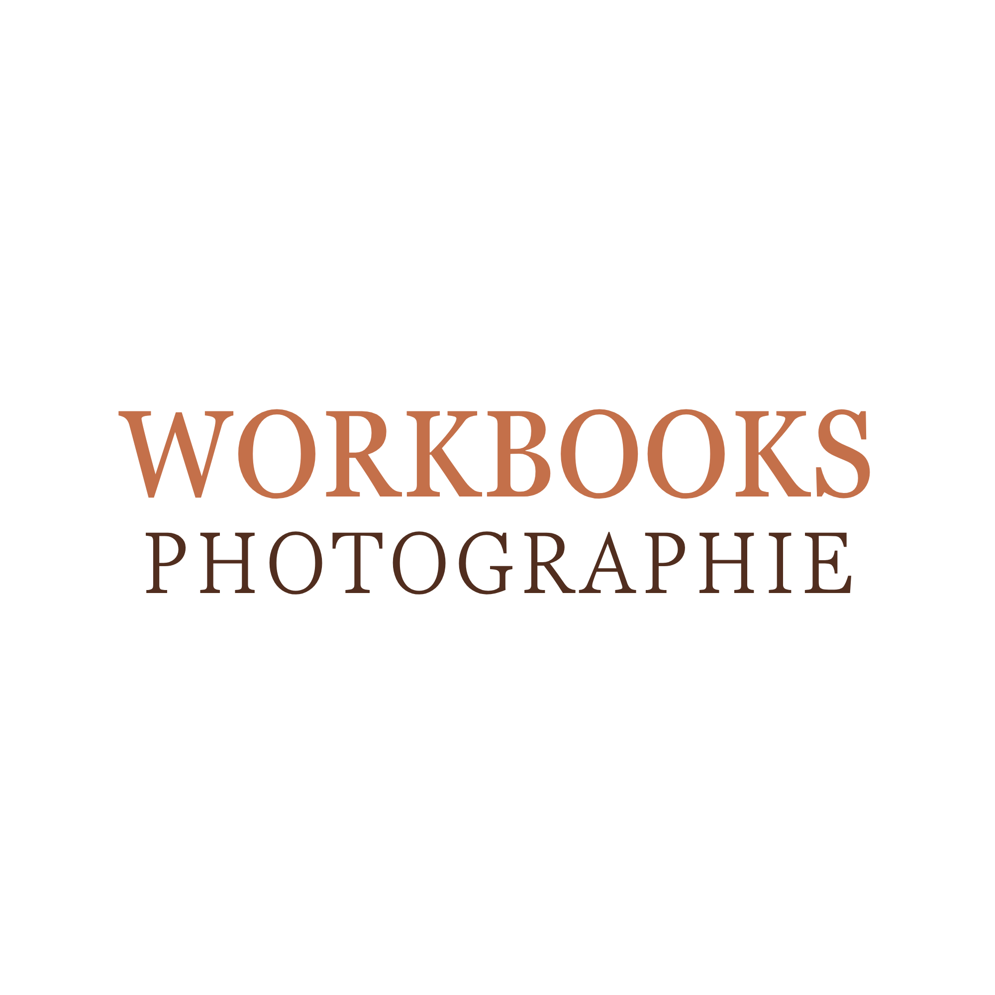 Aperçu de la checklist des fondamentaux du business photo sur un bureau avec un appareil photo