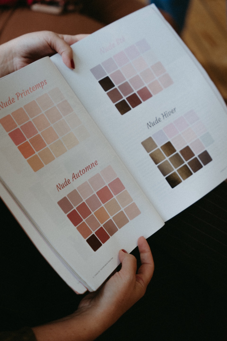 Femme confiante portant ses couleurs et matières personnalisées
