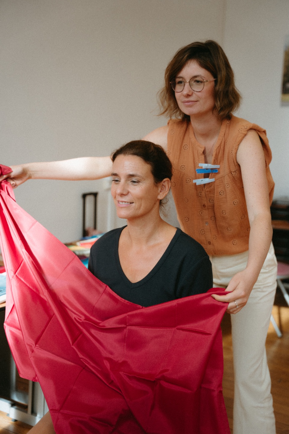 Femme rayonnante se regardant dans un miroir, découvrant sa vraie personnalité à travers ses vêtements