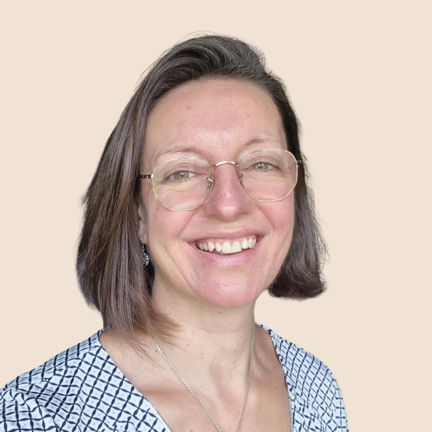 Portrait de Ludivine Omnès, conseillère immobilière bienveillante dans le Calvados