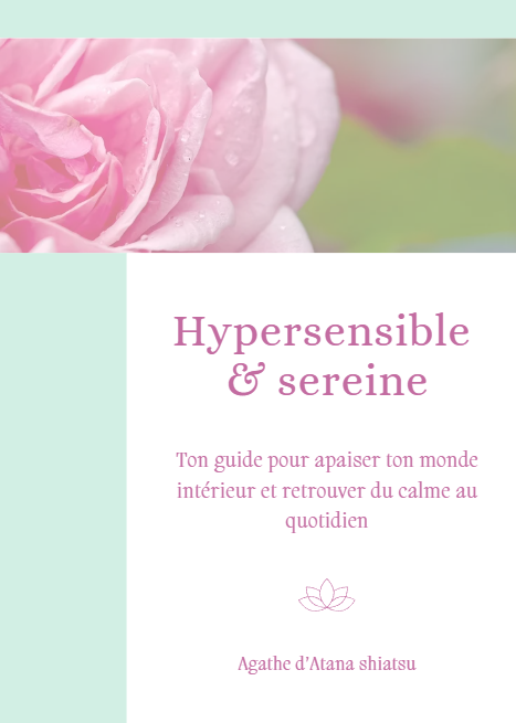 Femme hypersensible sereine, dans un moment de calme et de douceur, entourée d'une atmosphère apaisante