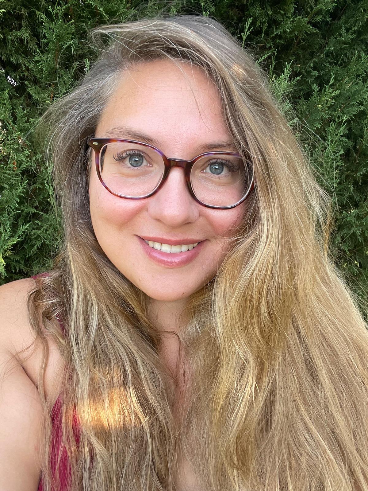 Portrait d'Angelina, coach et mentore révélatrice de femme souveraine