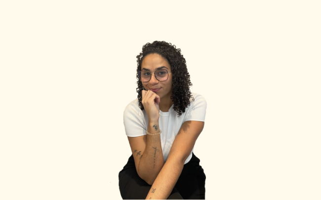 Femme seule assise, tête baissée, illustrant l'épuisement émotionnel et le sentiment de ne jamais être assez