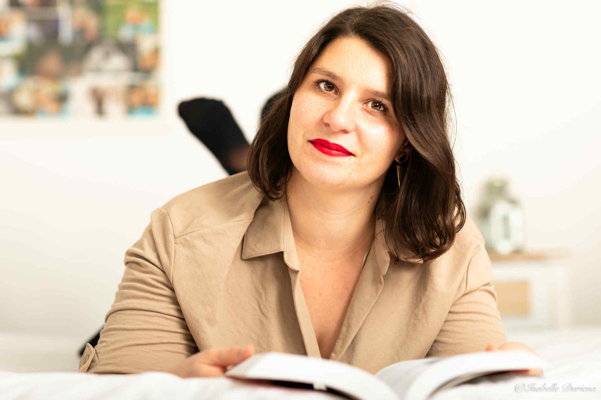 Portrait d'Anaïs Garcia Palacios dans son espace de travail entourée de nature