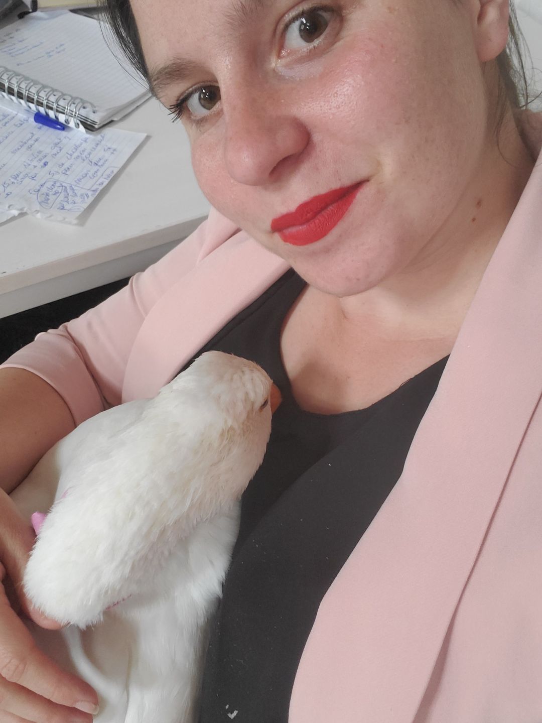 Anaïs avec ses oies dans leur environnement naturel, illustrant sa philosophie de vie en harmonie avec le vivant