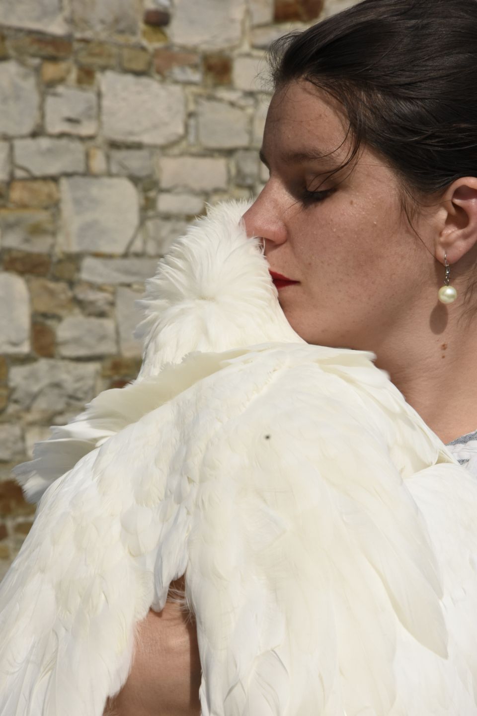 Anaïs dans son environnement naturel avec ses oies, incarnant la philosophie AlignBooks de reconnexion au vivant