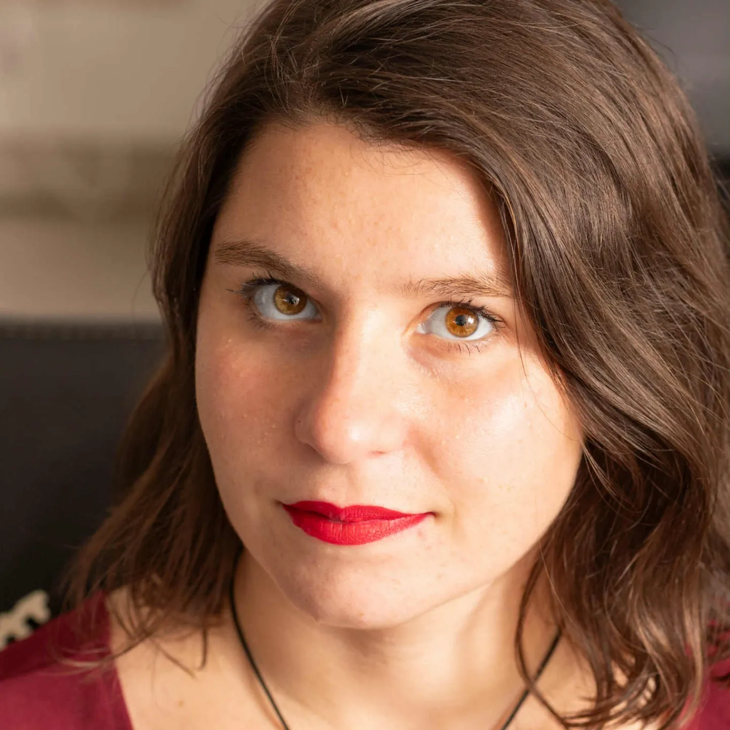 Anaïs Garcia Palacios avec ses oies et son lapin géant dans un environnement naturel et apaisant