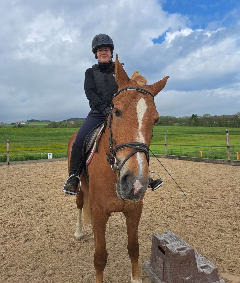 Portrait de Lucie Chassot avec son cheval