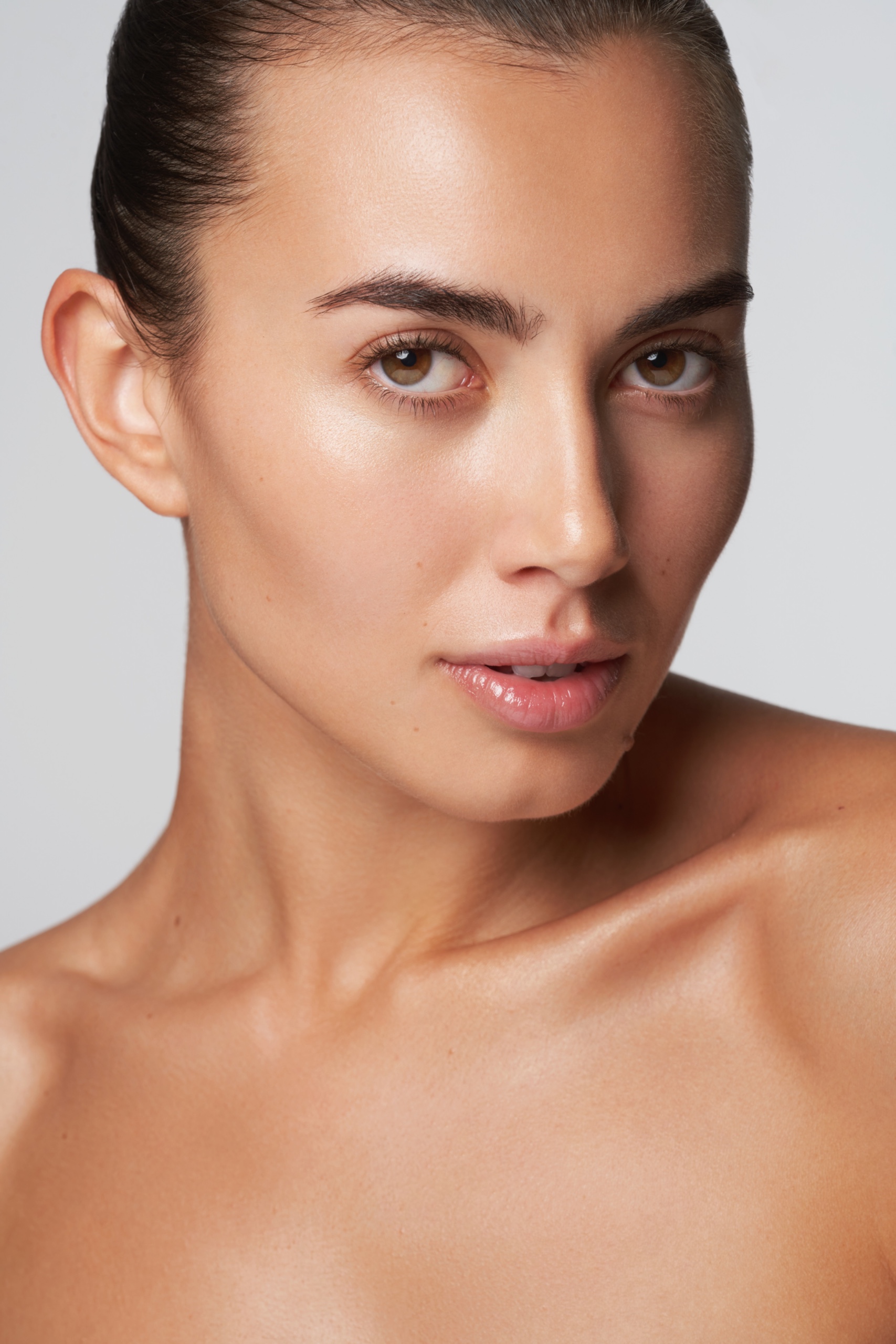 Femme rayonnante avec une peau lumineuse et glowy, incarnant la beauté naturelle et la vitalité