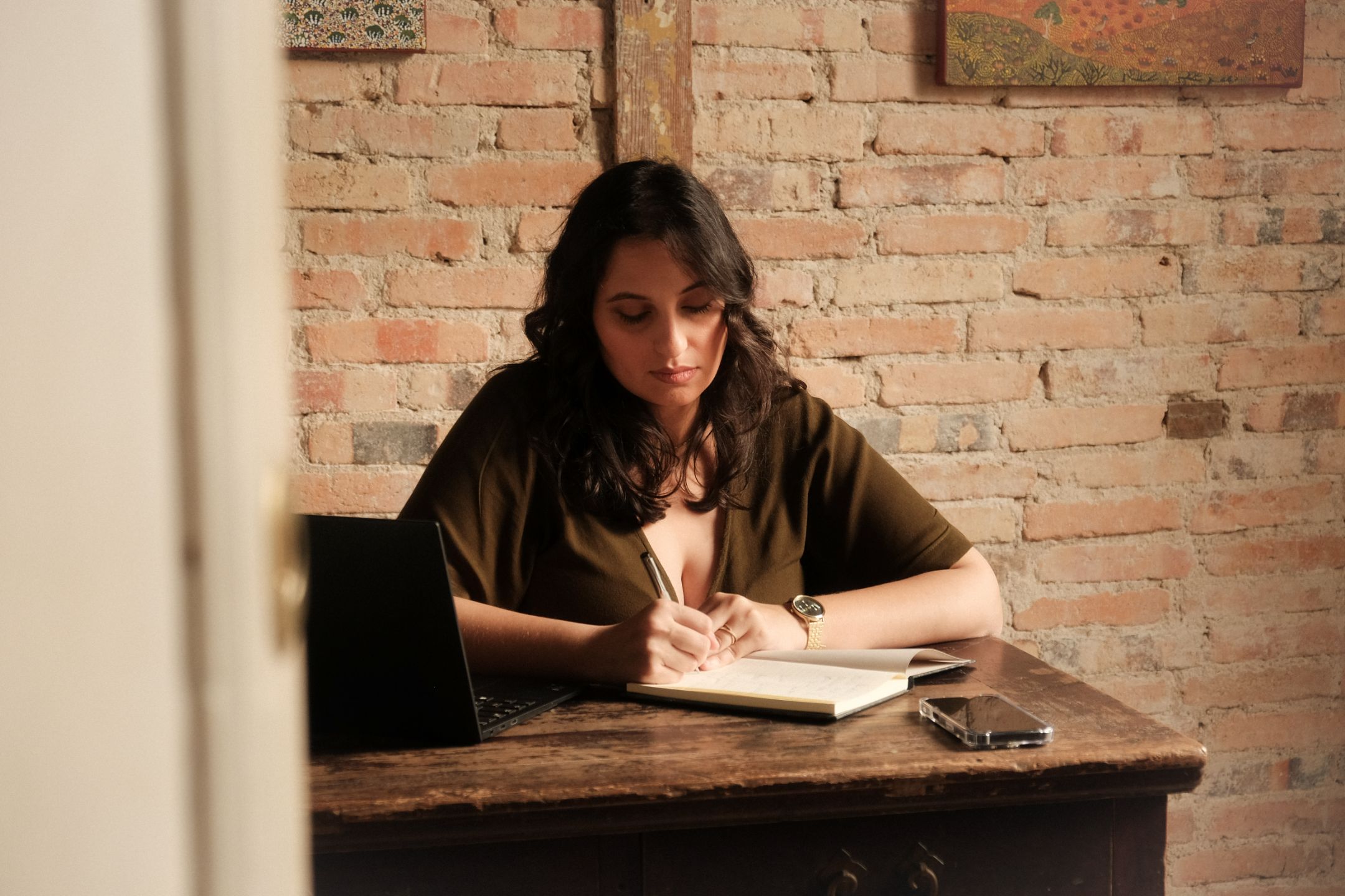 Femme confiante et sereine regardant vers l'avenir avec espoir, symbolisant la liberté financière