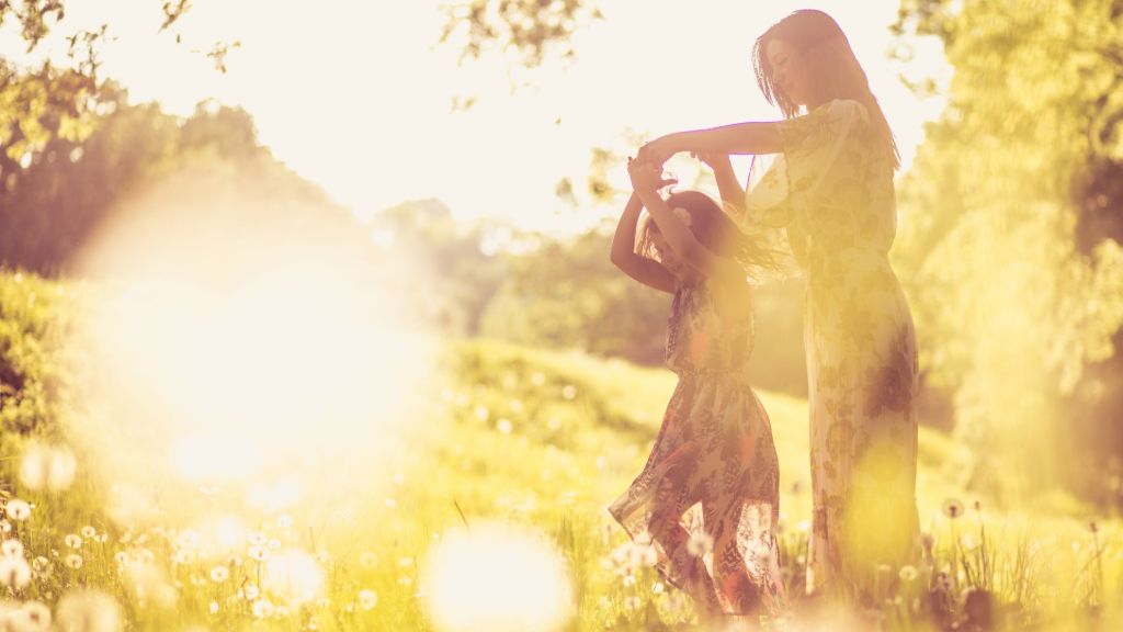Maman sereine avec son enfant, moment de complicité et de connexion authentique