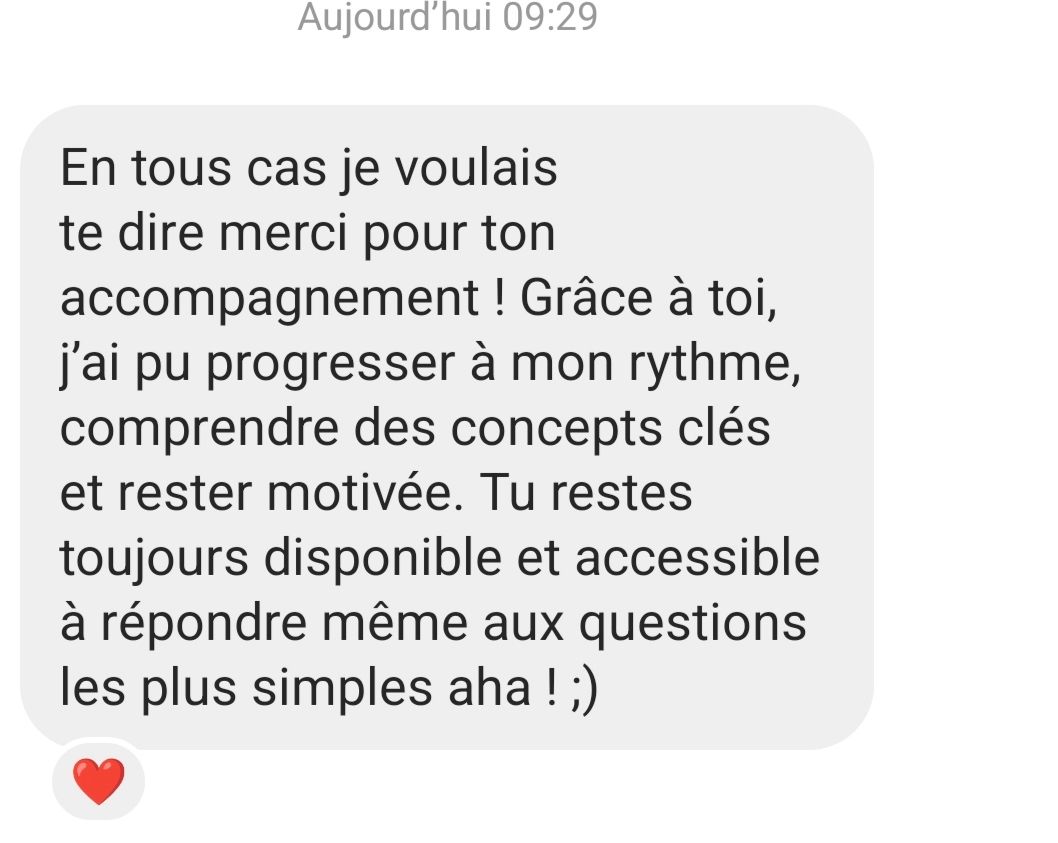 Laura en appel vidéo avec une cliente, sourire bienveillant et écoute attentive