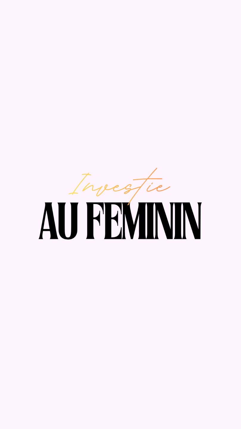 Femme souriante consultant ses finances sur son ordinateur, ambiance sereine et confiante