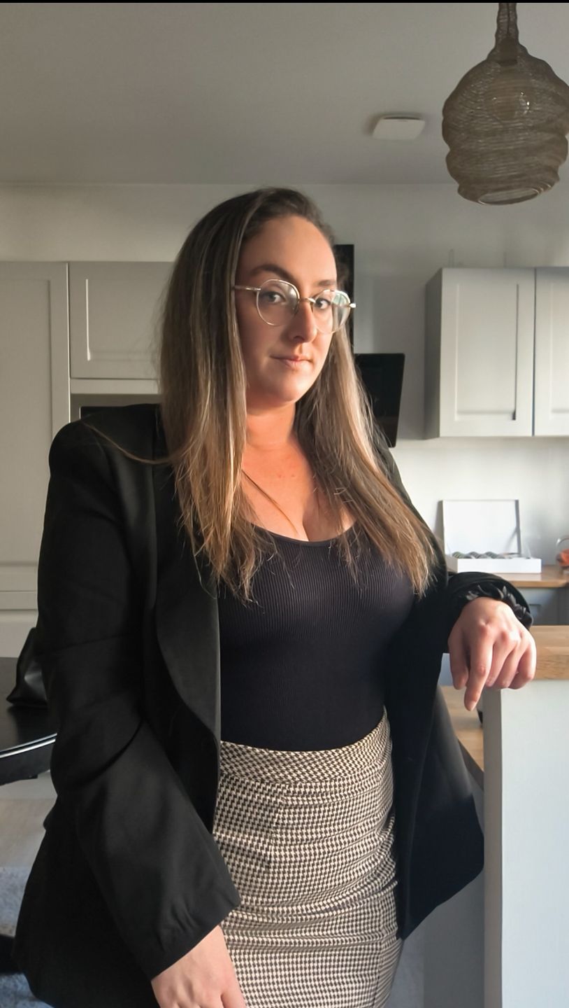 Portrait de Laura, souriante et confiante, dans son environnement de travail