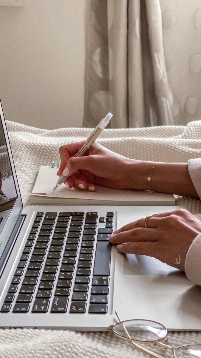 Groupe de femmes entrepreneurs lors d'un coaching collectif en ligne, ambiance chaleureuse et professionnelle