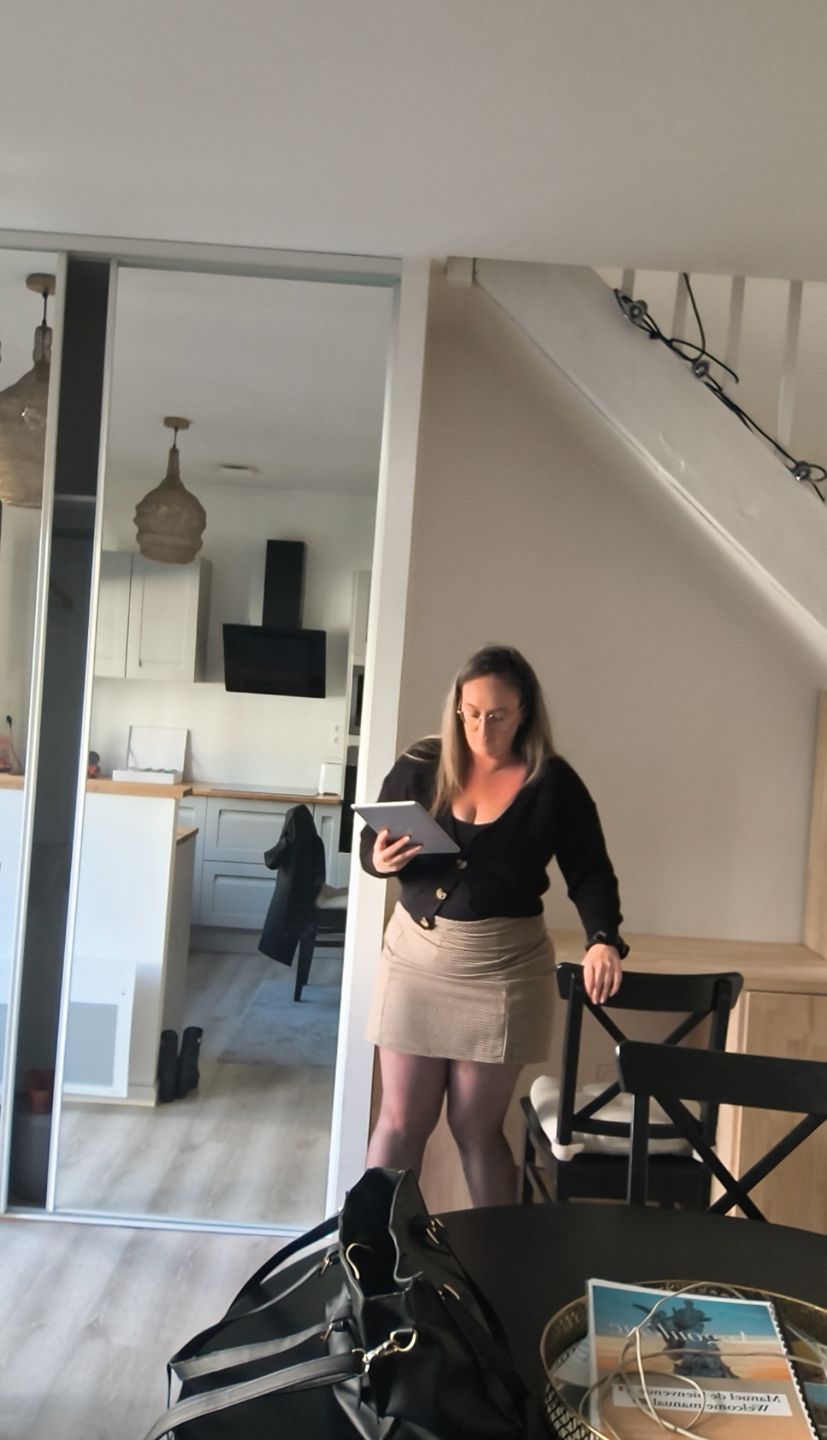 Laura, fondatrice de Trade au Féminin, dans son espace de travail, démontrant son expertise et son approche professionnelle