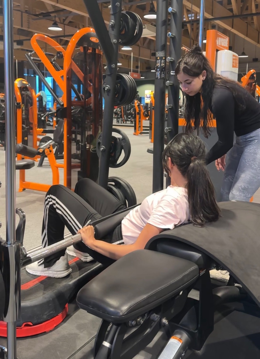 Lilou, coach sportive spécialisée SOPK et Endométriose, en train de coacher une cliente