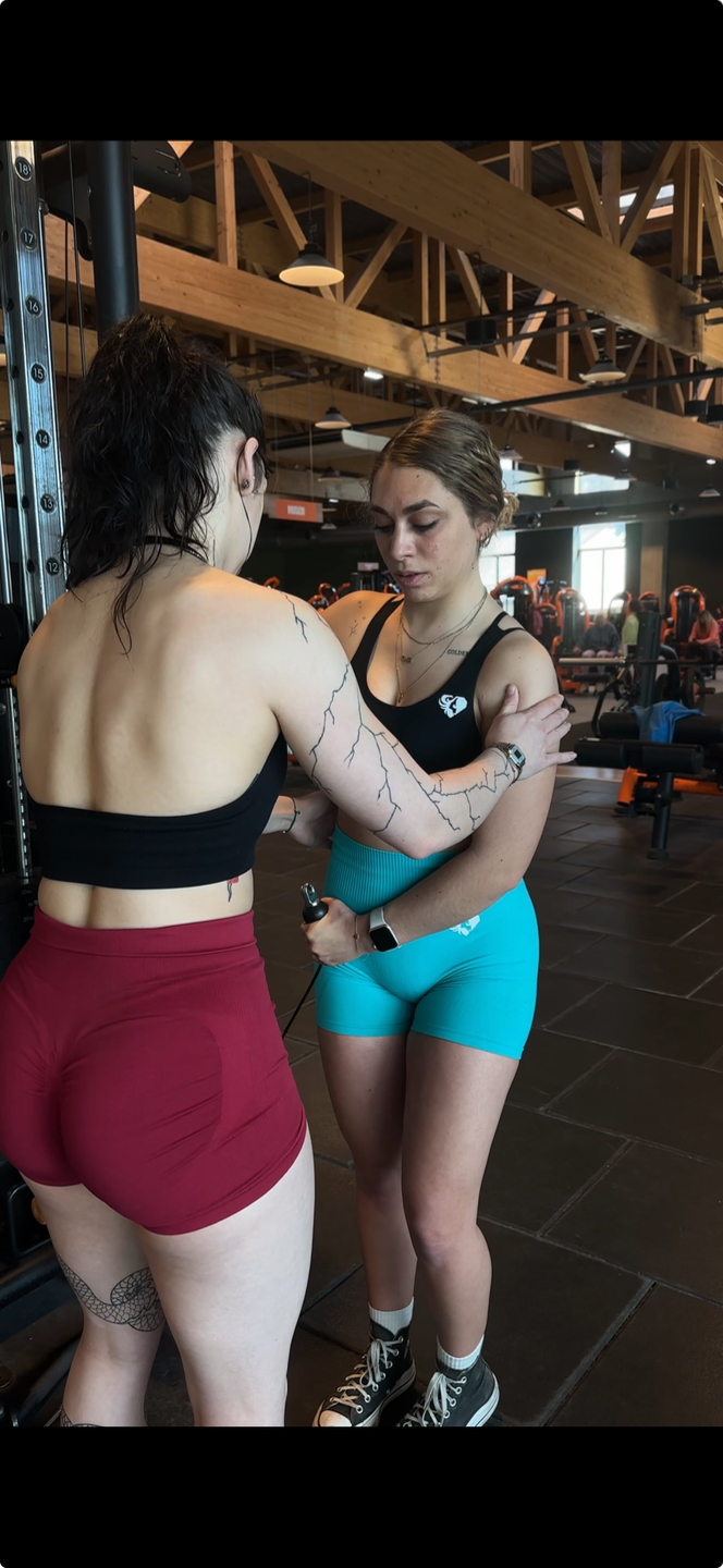 Lilou, coach sportive spécialisée SOPK et Endométriose, souriante et professionnelle