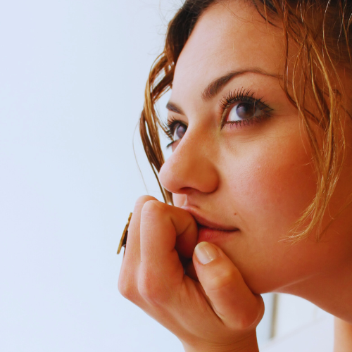 Personne neutre et sereine représentant l'introspection et le questionnement intérieur