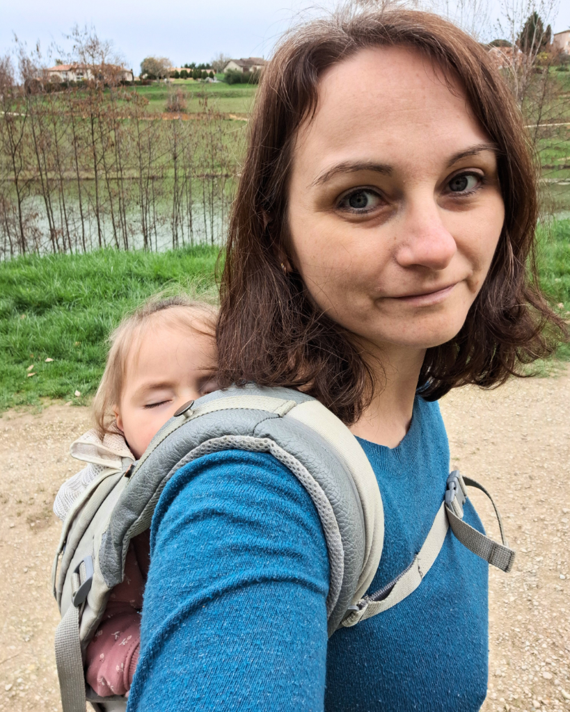 Maman sereine avec ses enfants dans un moment de complicité et de calme