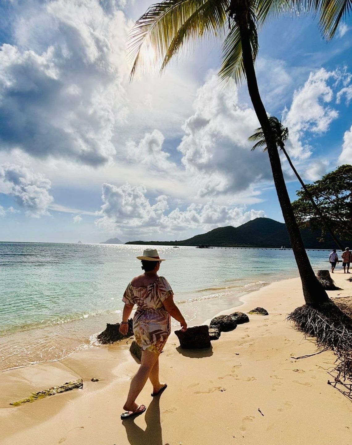 Marie en situation de voyage, planifiant un itinéraire avec ses outils de travel planner