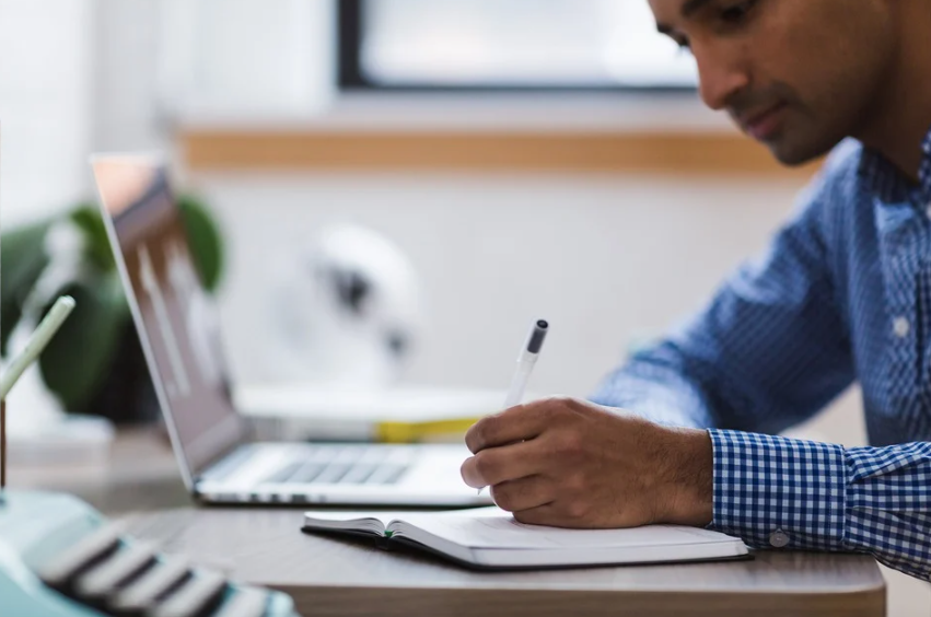 Personne suivant une formation en ligne interactive sur ordinateur avec exercices pratiques