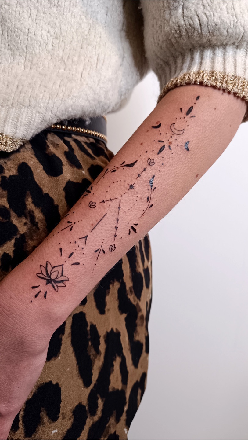 Portfolio de tatouages réalisés - exemple de création florale délicate