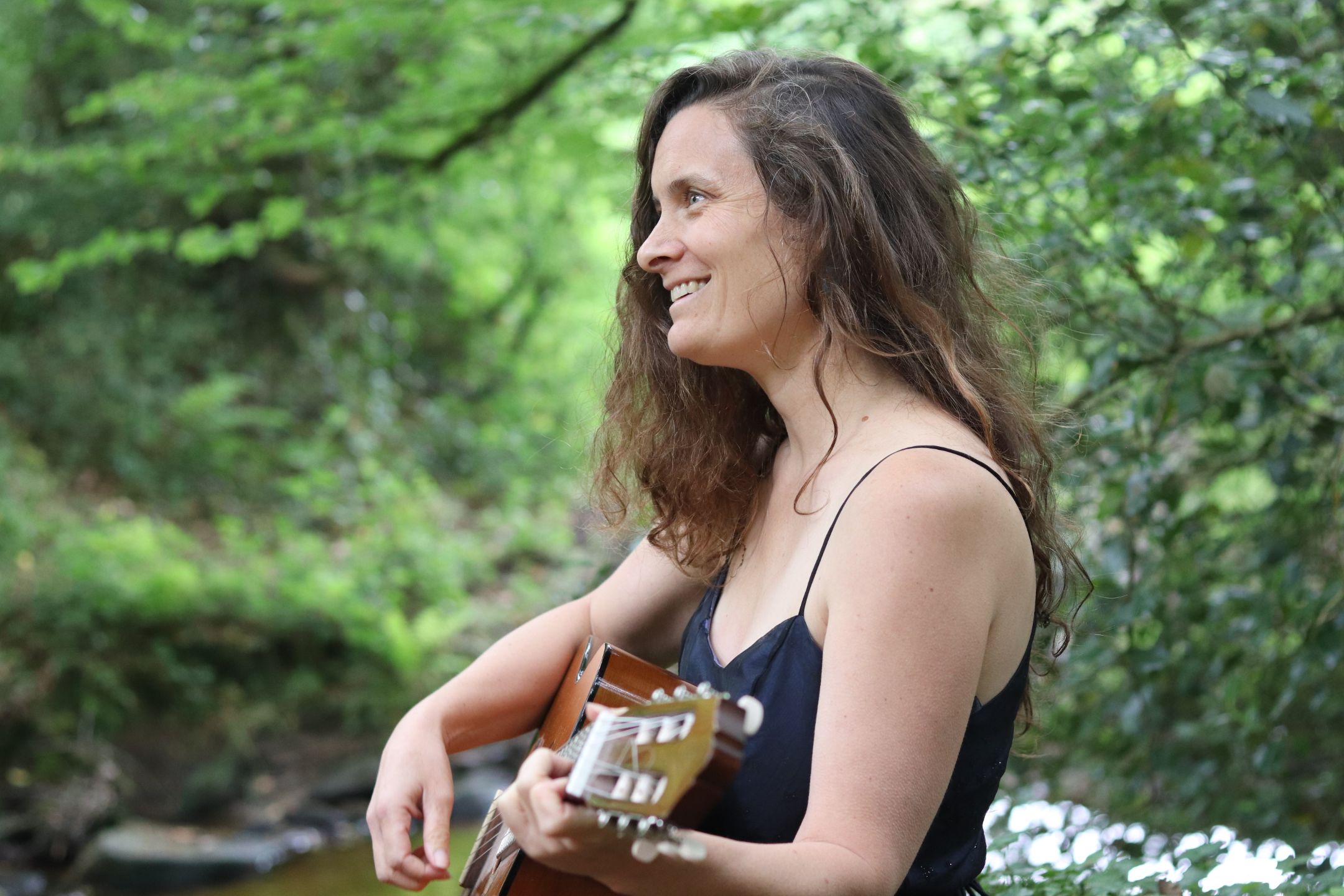 Portrait d'Aurélie, artiste médiumnique, dans un environnement naturel ou créatif