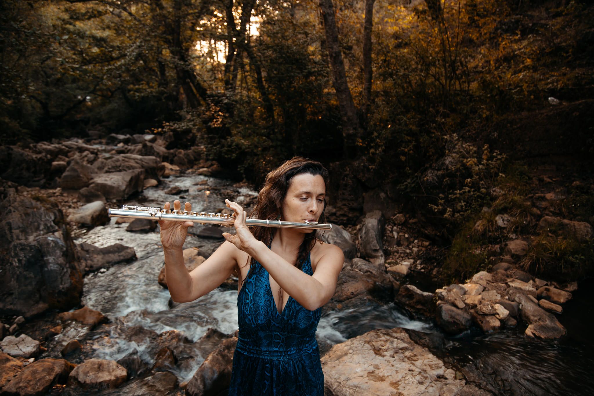 Illustration d'un paysage onirique avec eau, nature et éléments féériques représentant l'univers musical d'O'Luna