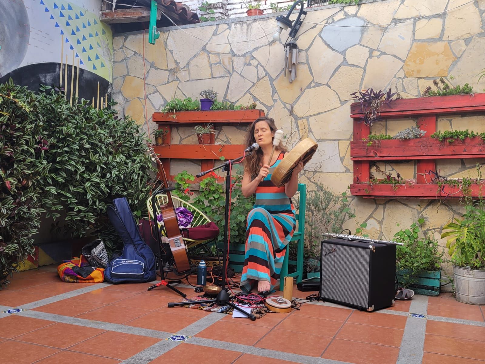 Instruments de méditation sonore : bols chantants, carillons et fleurs dans un espace sacréjom