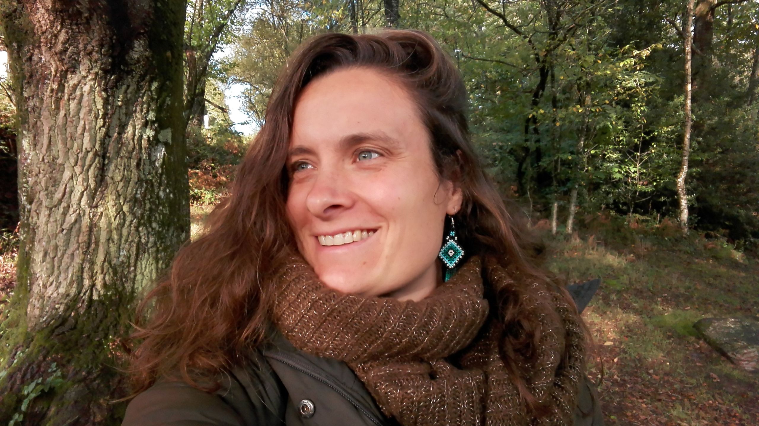 Portrait d'Aurélie, artiste musicienne hypersensible, dans son espace de soin avec ses instruments de musique