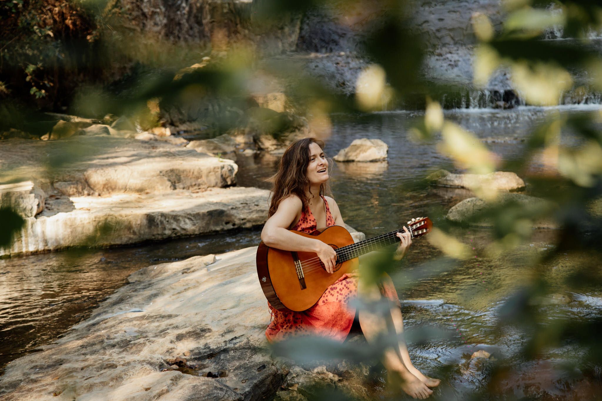 Portrait d'Aurélie, artiste musicienne, dans un environnement naturel ou avec ses instruments