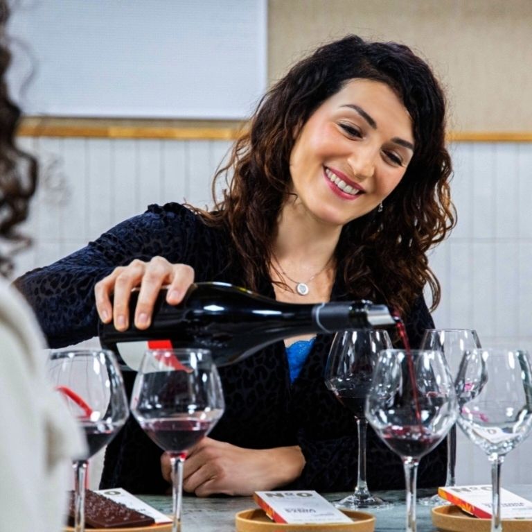 Portrait d'Aurélie, sommelière-conseil passionnée, dans un environnement viticole