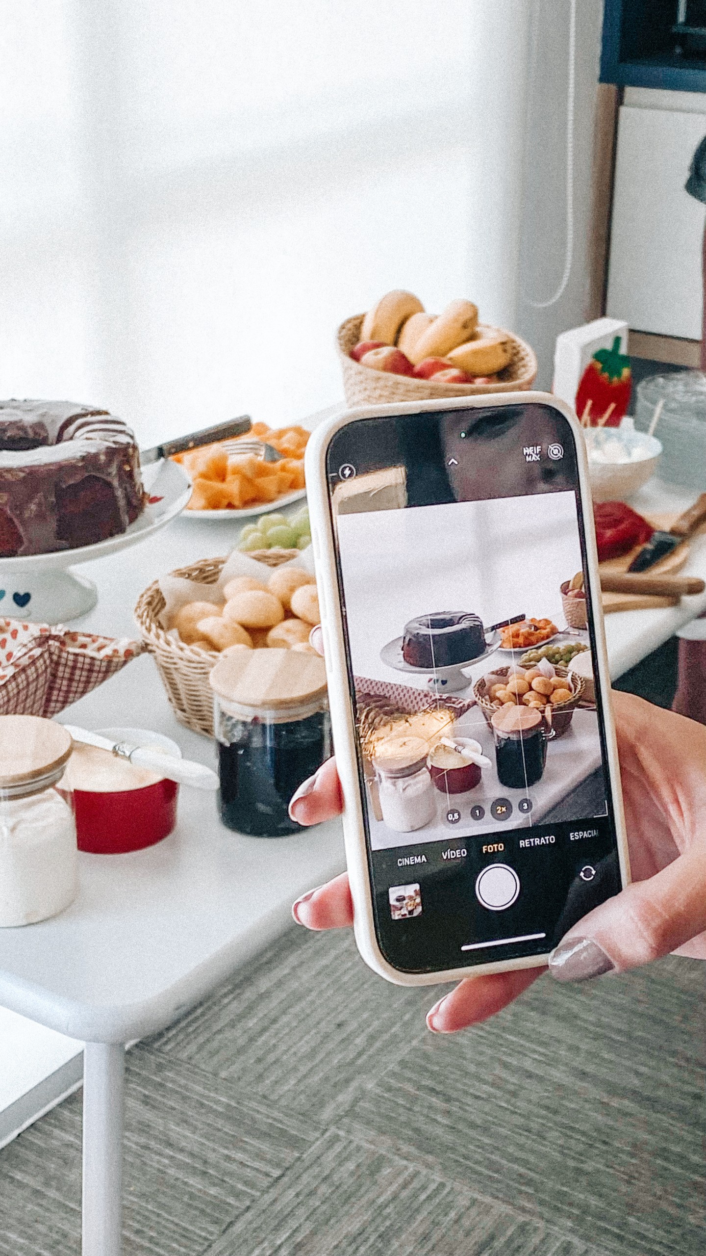 Entrepreneurs créant du contenu dans un studio photo moderne avec matériel professionnel