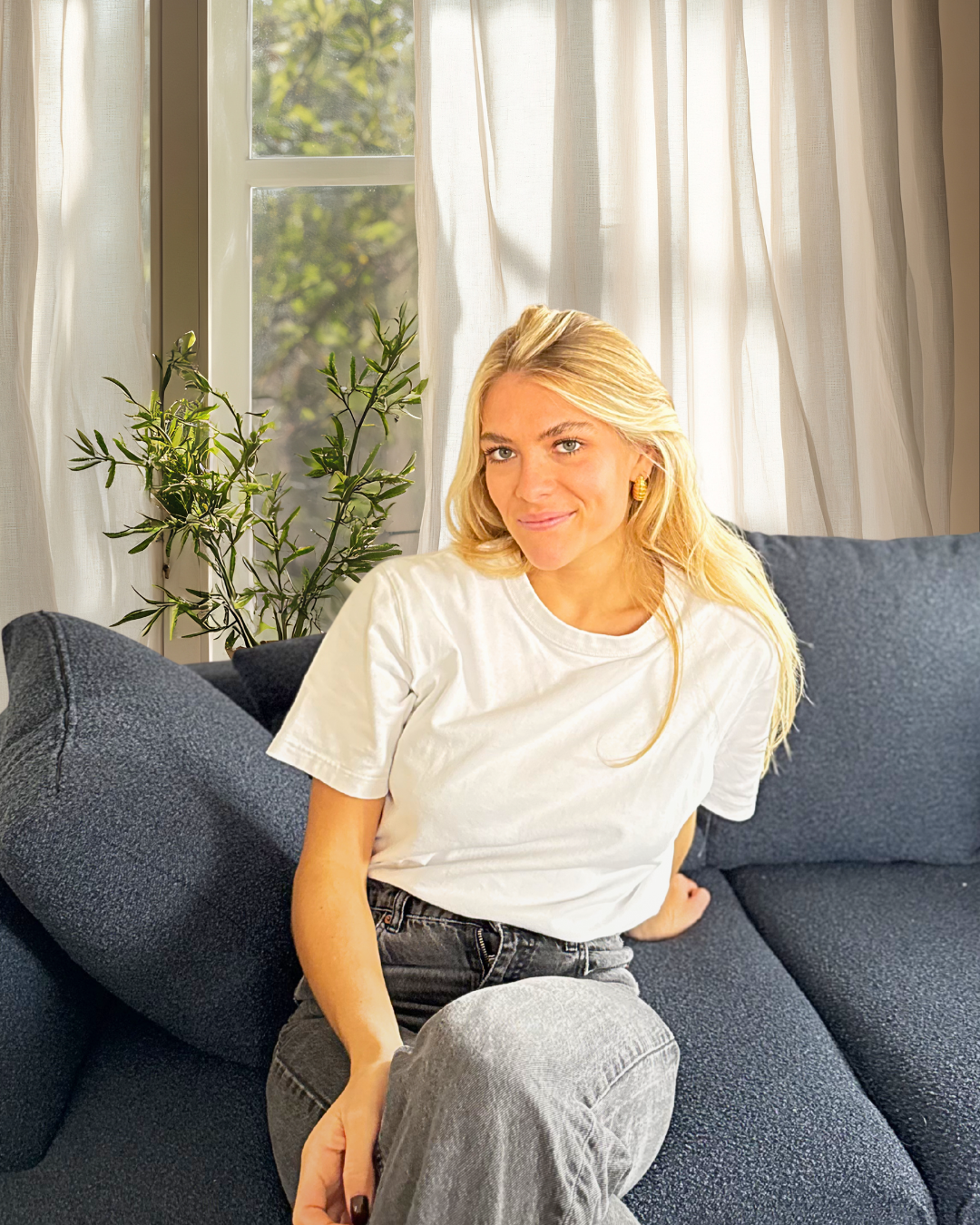 Marine, entrepreneure et coach business, souriante et confiante dans son espace de travail