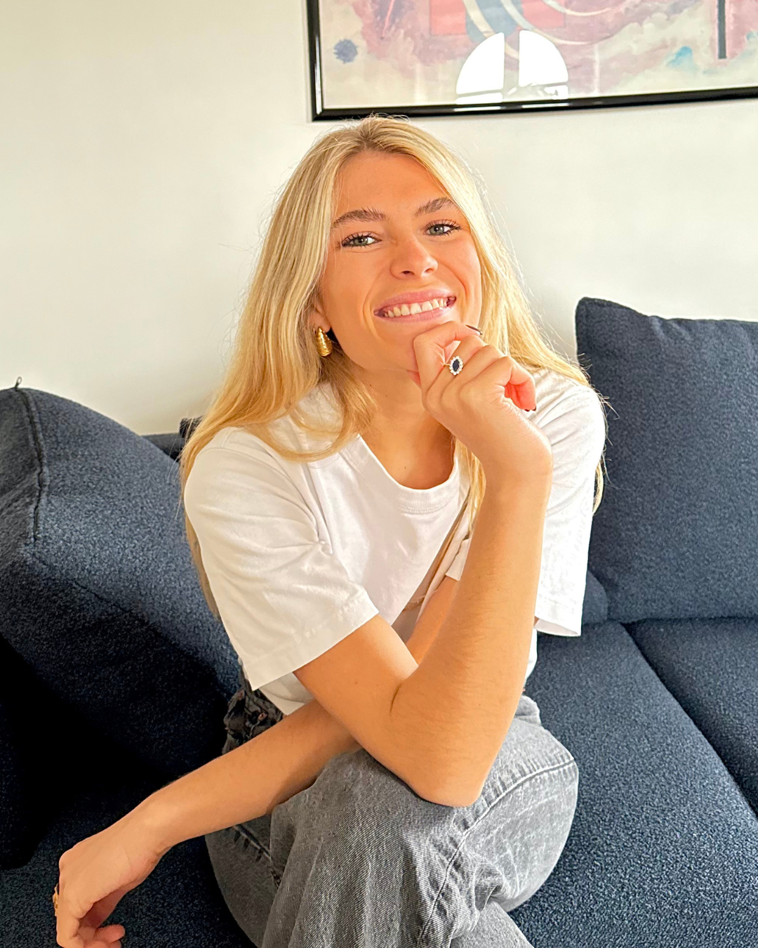 Marine, entrepreneure et coach business, souriante et confiante dans son espace de travail
