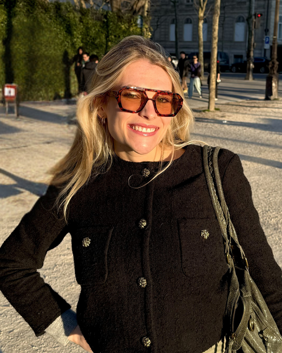 Marine, entrepreneure et coach business, souriante et confiante dans son espace de travail