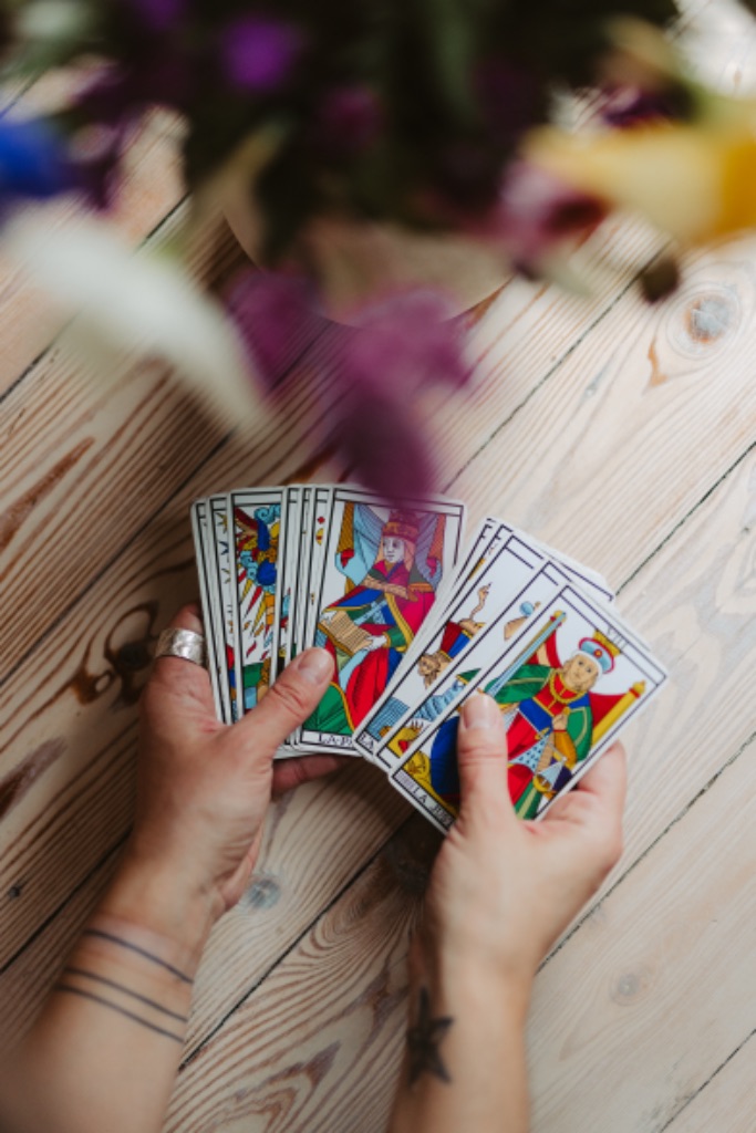 Cartes de tarot disposées en cercle représentant la roue de l'année