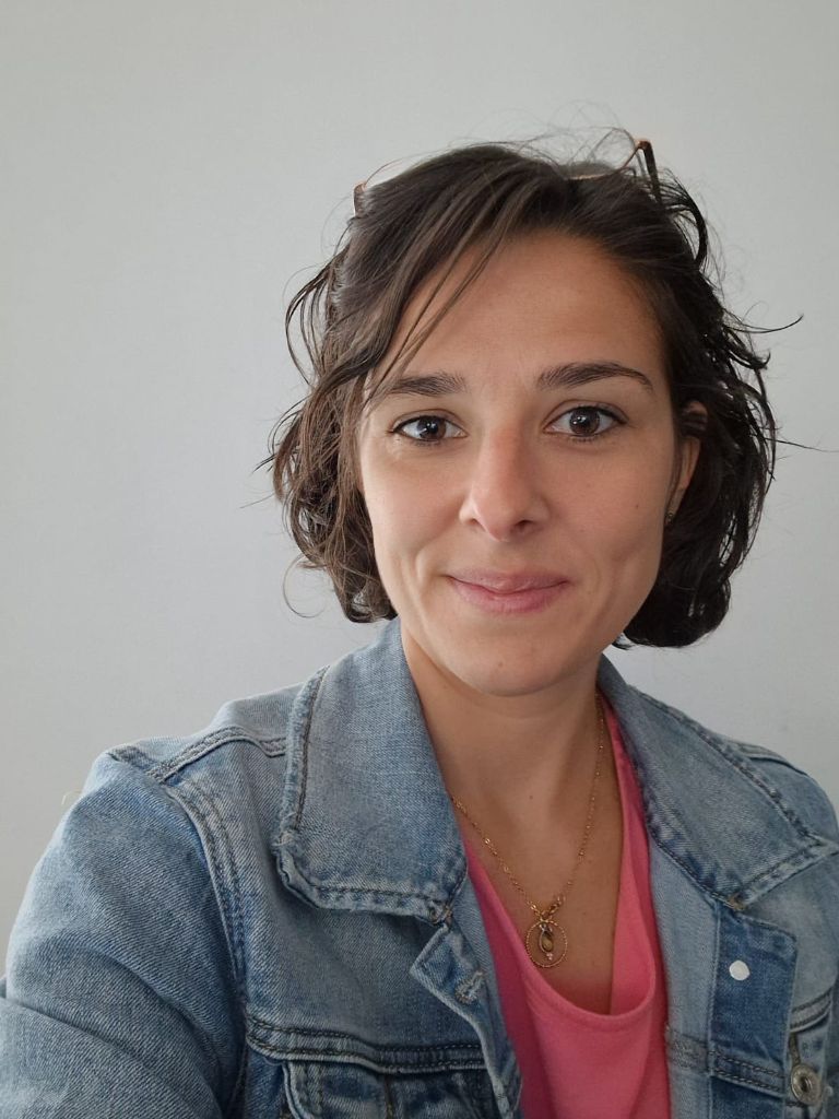 Aurélie, coach professionnelle certifiée RNCP d'Ose & Révèle-Toi, dans un moment de sérénité et de bienveillance